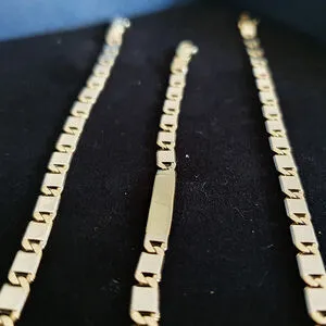 Detail van handgemaakte gouden colliers