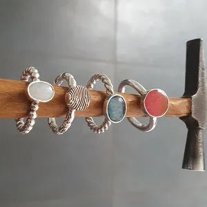 Detail van handgemaakte zilveren herinneringssieraden