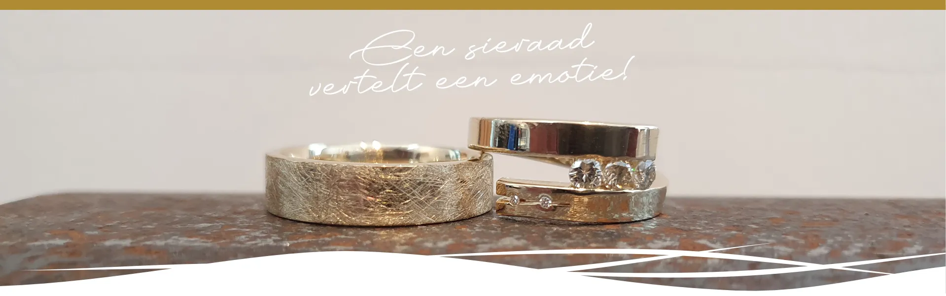 Twee handgemaakte trouwringen op leisteen