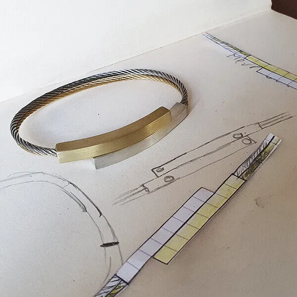 Schets en zilveren armband op de tekentafel